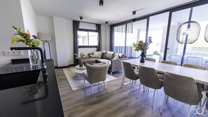 Smart TV - Modern 8-person apartment, large balcony and a central pool, hills of Mijas. (Las Lagunas de Mijas)