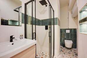 Apartment | Bathroom | Hair dryer, towels, shampoo - Spacious Apartment - 3br-8p - Ternes (Paris)
