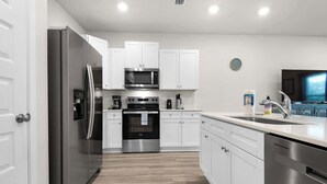 Wasserkocher mit Kaffee-/Teezubehör, Kühlschrank, Mikrowelle, Ofen