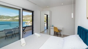 A modern hotel room with a balcony, a desk, and a bed. - Luxury Villa Navis (Ploce)