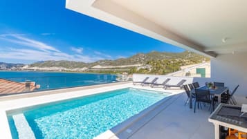 Hus (Holiday Home) | Pool | Utomhuspool och solstolar