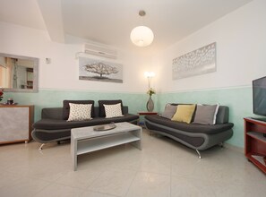 Apartment (Two Bedroom Apartment with Balcony an) | Wohnzimmer