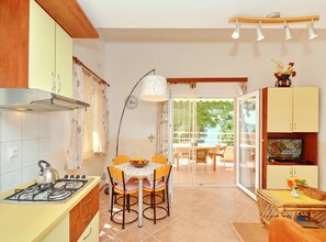 Studio (Studio Apartment with Balcony and Sea) | Eget kök | Kylskåp