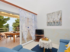 Apartment (Duplex Two Bedroom Apartment with Bal) | Wohnzimmer | 32-Zoll-Flachbildfernseher mit Kabelempfang