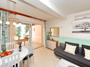 Apartment (Two Bedroom Apartment with Balcony an) | Wohnzimmer