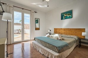 3 bedrooms, iron/ironing board, WiFi, bed sheets