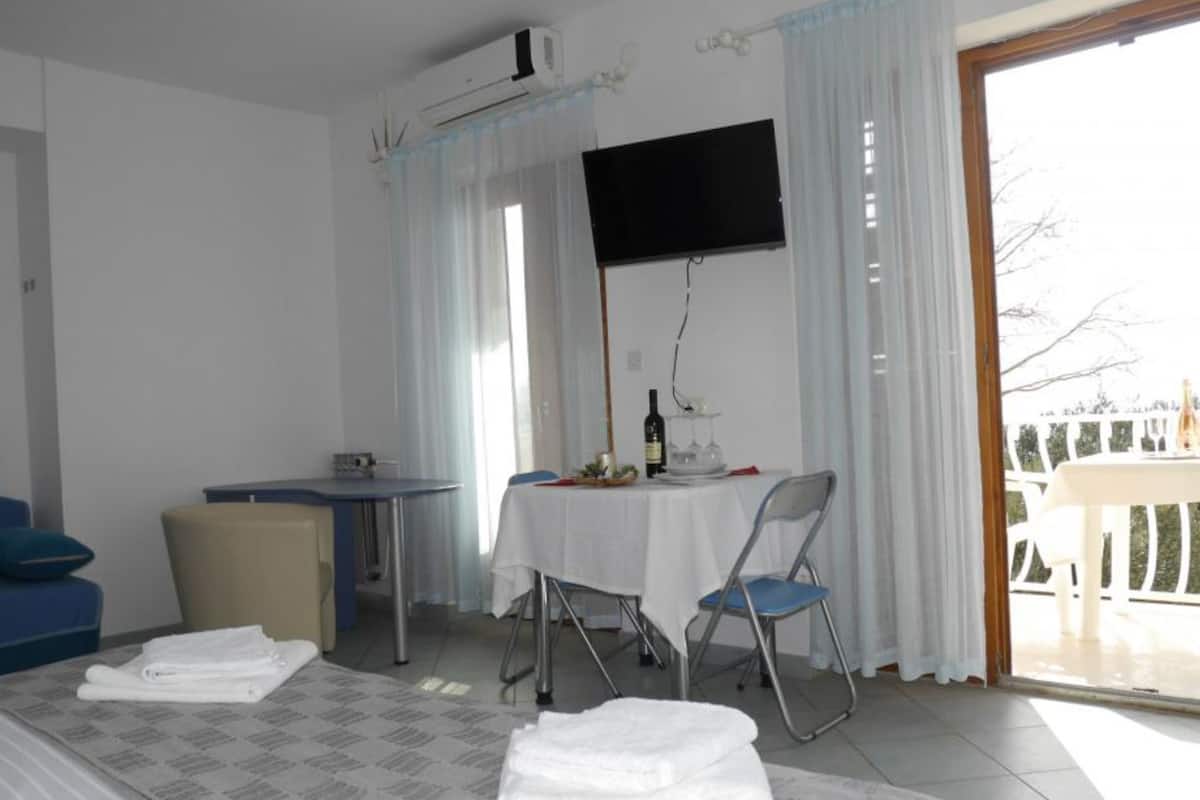 Studio (Studio Apartment 2) | Living room | 32-inch flat-screen TV with satellite channels
