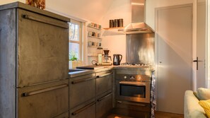 Refrigerador, microondas, utensilios de cocina y comedor 