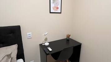 Quarto standard, 1 cama de solteiro | Escrivaninha, espaço de trabalho para notebook, cortinas blackout