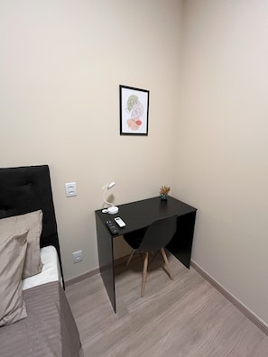 Standard Room, 1 Twin Bed | Desk, laptop workspace, blackout drapes, iron/ironing board - Pousada Lua (São Paulo)
