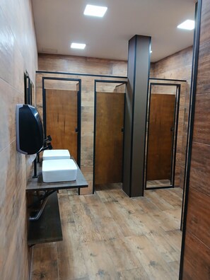 Dusche, Haartrockner, Seife, Shampoo