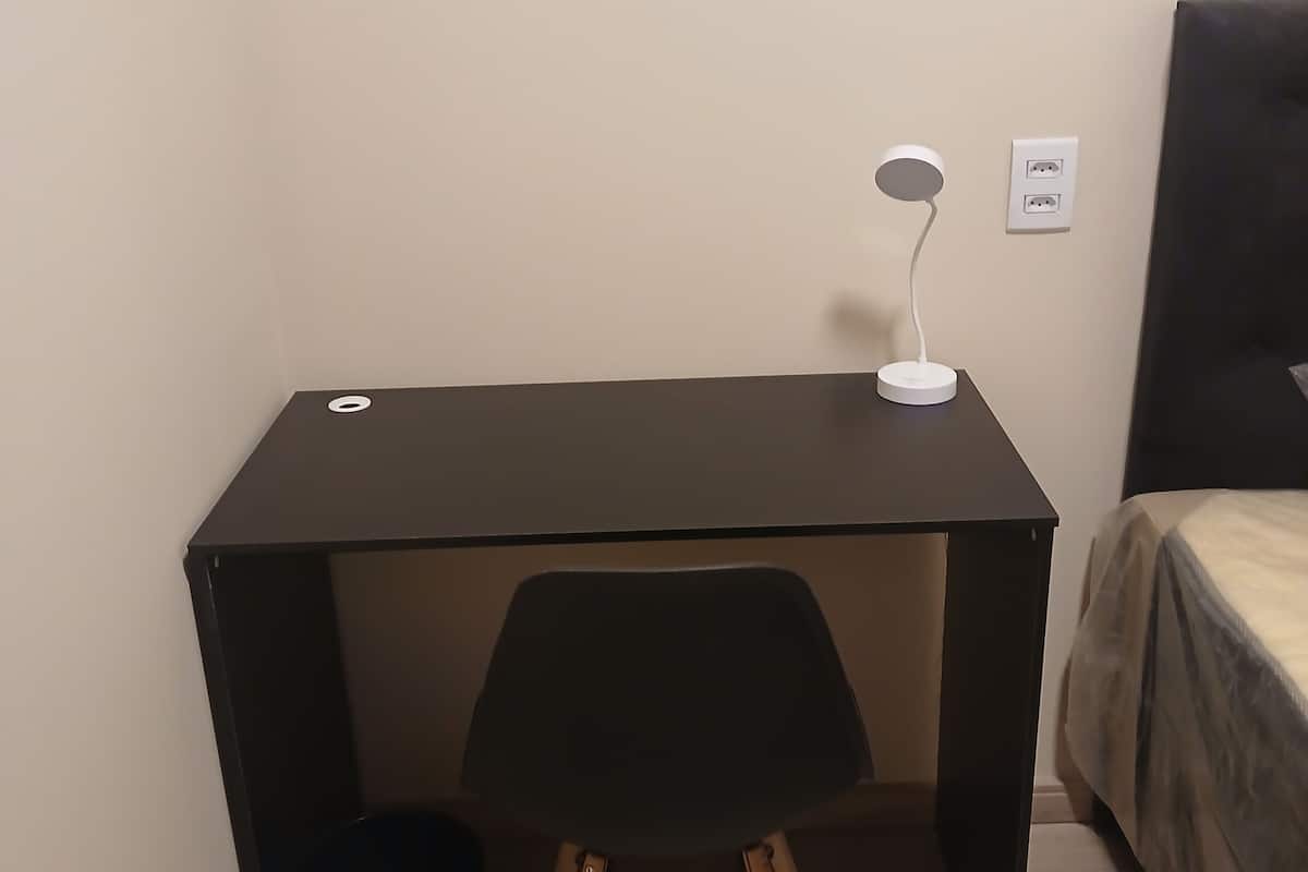 1 quarto, escrivaninha, espaço de trabalho para notebook