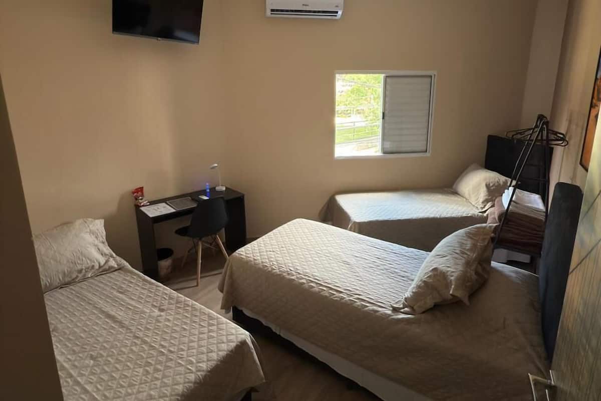 Quarto triplo standard | 1 quarto, escrivaninha, espaço de trabalho para notebook