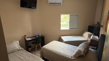 Quarto triplo standard | Escrivaninha, espaço de trabalho para notebook, cortinas blackout