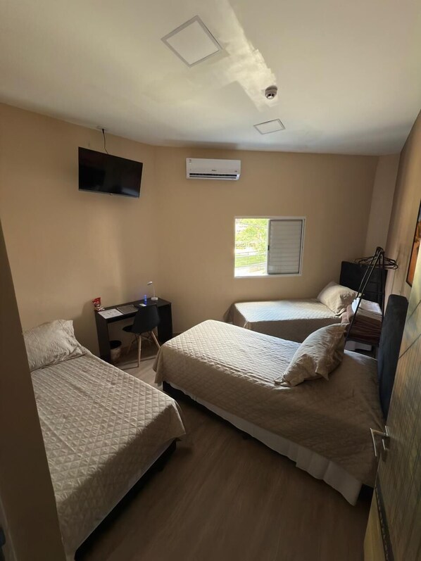 Standard Triple Room | Desk, laptop workspace, blackout drapes, iron/ironing board - Pousada Lua (São Paulo)