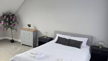 4 slaapkamers, een strijkplank/strijkijzer, reisbedje, gratis wifi