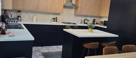 Réfrigérateur, micro-ondes, four, lave-vaisselle