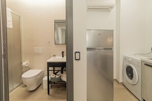 Dutxa, assecador de cabells, bidet i tovalloles 