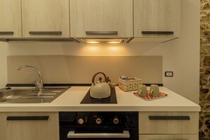 Kjøleskap og kaffekvern