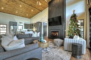 Fernseher, Kamin, Arbeitsbereiche