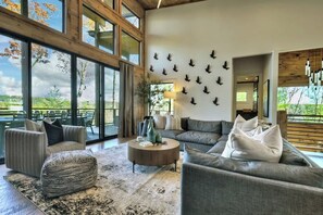 TV, fireplace, offices - Casa Lotta | Free Night This Weekend! (Mineral Bluff)