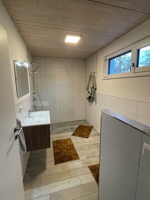 Shower, hair dryer, towels, soap - Hegau apartment, 2.5 rooms, 70sqm, free WiFi and parking spaces (Tengen)