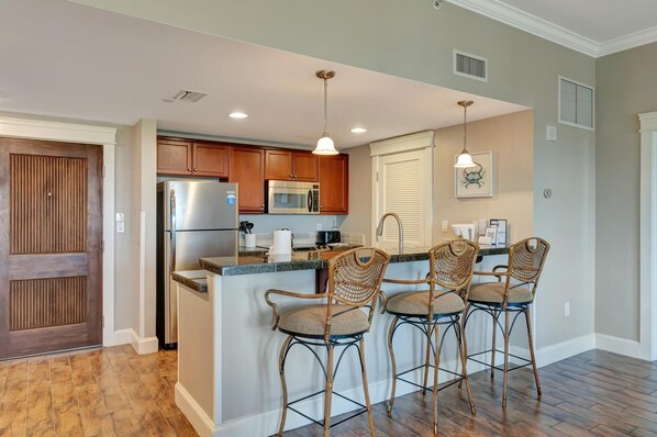 Kjøleskap, mikrobølgeovn, ovn og kokeplater