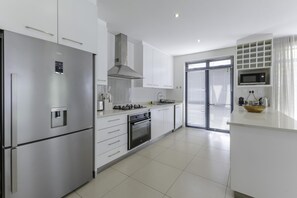 3 bedrooms - Newly Renovated 3 bed Apartment With Splashpool - 2283 (Cape Town)