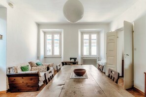 Leilighet, 2 soverom, utsikt mot innsjø | Spisestue