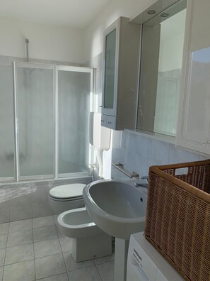 Apartemen, 2 kamar tidur, pemandangan danau | Kamar mandi | Kloset