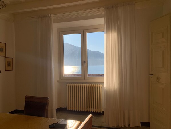 Apartment, 2 Schlafzimmer, Seeblick | Wohnbereich | 32-Zoll-Flachbildfernseher mit Digitalempfang