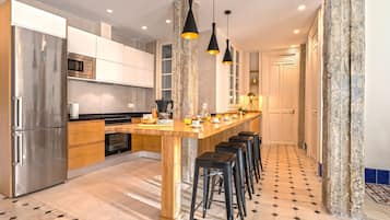 Apartamento (4 Bedrooms) | Cozinha privada | Geladeira grande, micro-ondas, fogão, cooktop