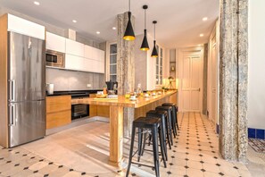 Apartment (4 Bedrooms) | Private kitchen | Full-size fridge, microwave, oven, stovetop