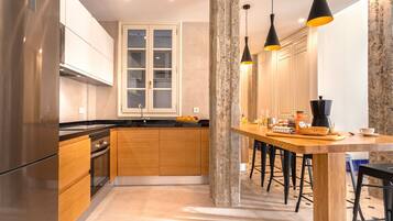 Apartamento (4 Bedrooms) | Cozinha privada | Geladeira grande, micro-ondas, fogão, cooktop