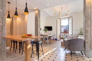 Apartment (4 Bedrooms) | Living area | TV