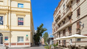 Une rue bordée d’immeubles, dont un théâtre et un restaurant.