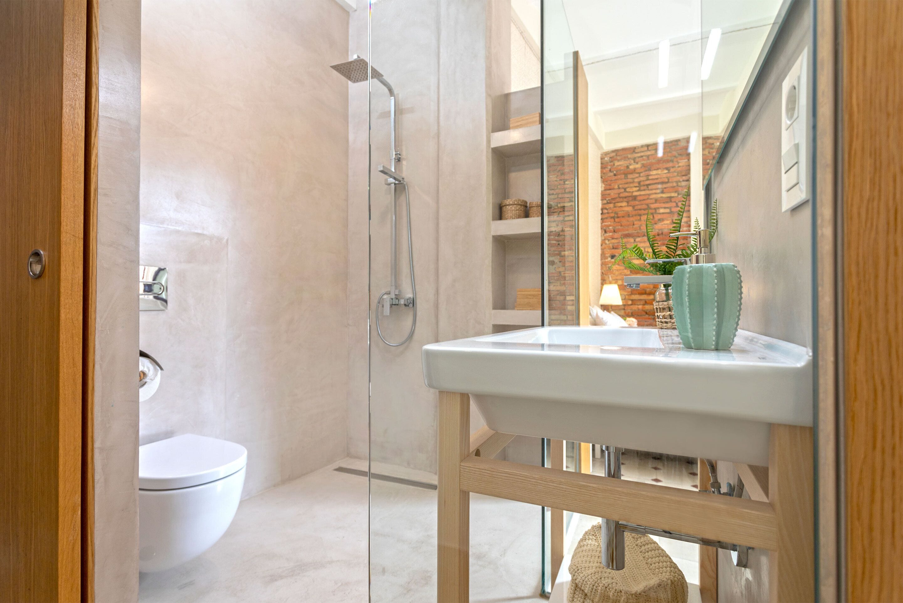Appartement (4 Bedrooms) | Badkamer | Een douche, een haardroger, een bidet, handdoeken