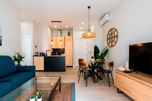 Leilighet (1 Bedroom) | Oppholdsrom | En 52-tommers smart-TV med Parabol-TV
