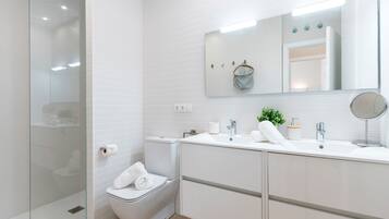 Appartement (1 Bedroom) | Badkamer | Een douche, gratis toiletartikelen, een haardroger, handdoeken