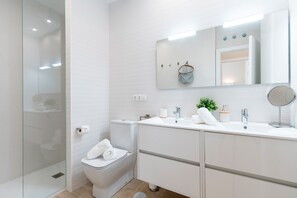 Apartment (1 Bedroom) | Bathroom | Shower, free toiletries, hair dryer, towels