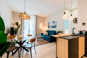 Apartment (1 Bedroom) | Living area | 52-inch Smart TV with satellite channels - Genteel Home Sagasta (Cádiz)