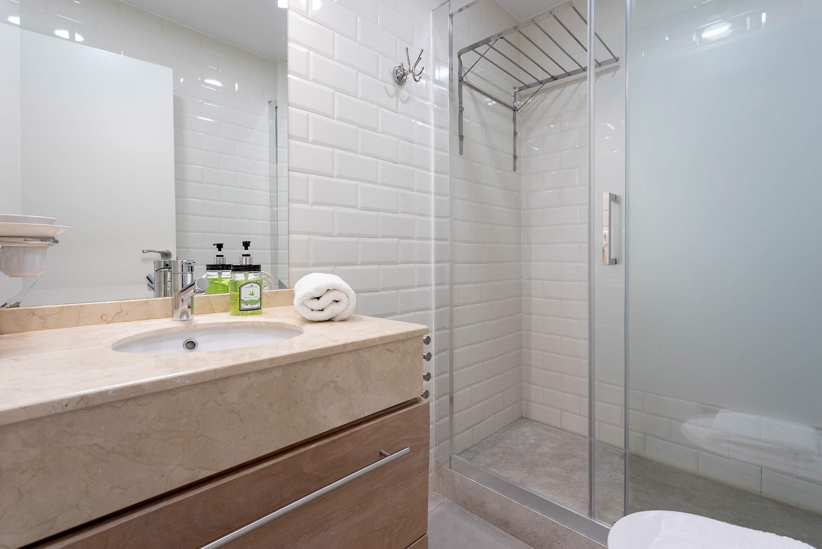 Appartement (2 Bedrooms) | Badkamer | Een douche, gratis toiletartikelen, een haardroger, handdoeken
