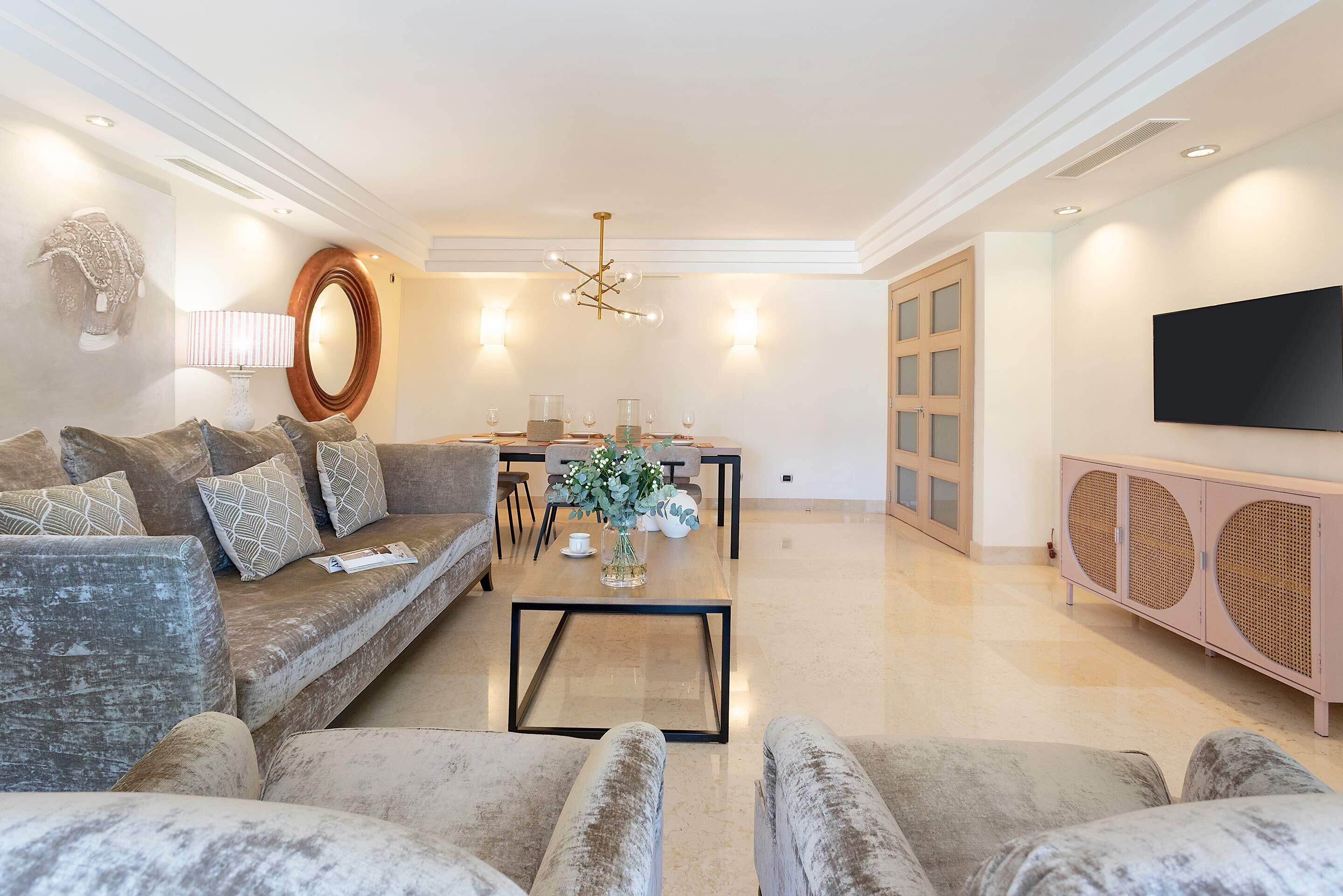 Appartement (3 Bedrooms) | Salle de séjour | Téléviseur