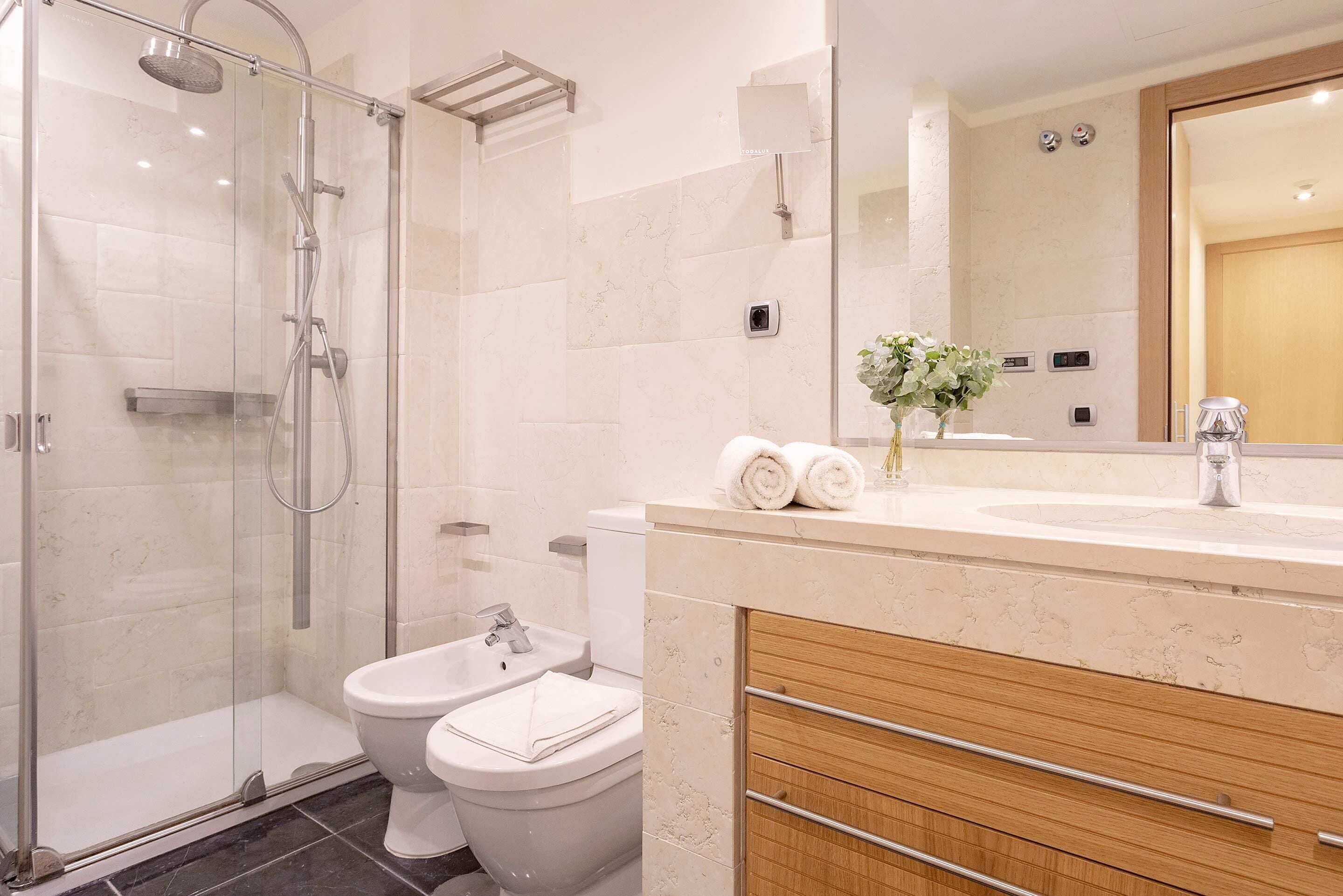 Apartment (3 Bedrooms) | Bathroom