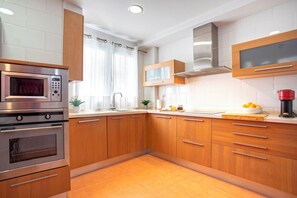Apartamento (3 Bedrooms) | Cocina privada | Frigorífico, microondas, horno y placa de cocina