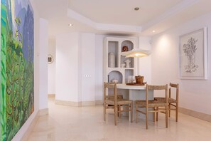 Apartment (2 Bedrooms) | In-room dining