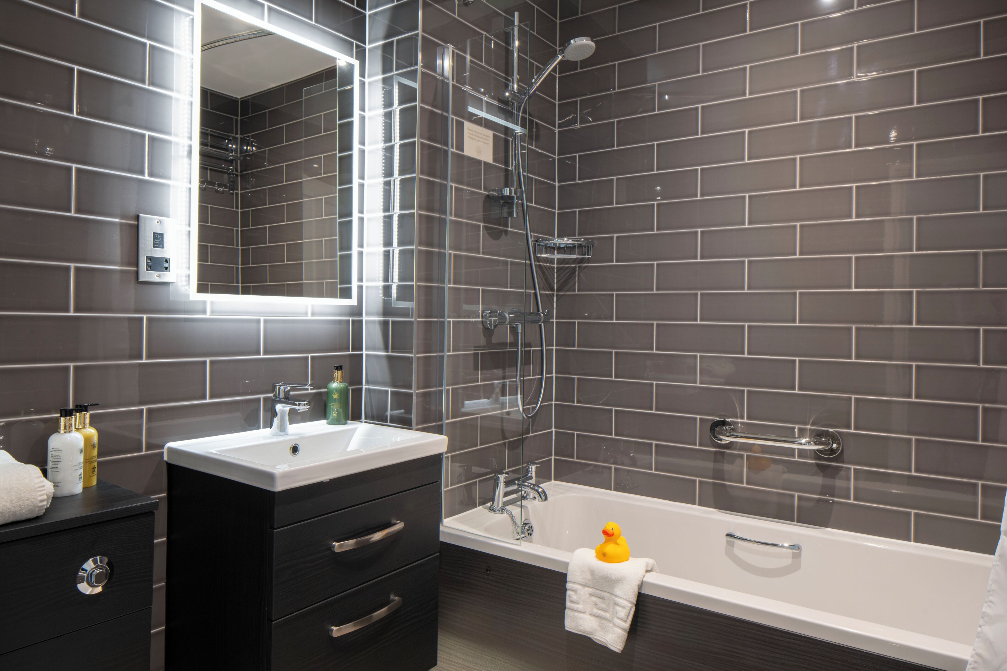 Salle de bain | Articles de toilette gratuits, sèche-cheveux, serviettes fournies, savon