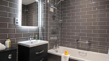 Salle de bain | Articles de toilette gratuits, sèche-cheveux, serviettes fournies, savon