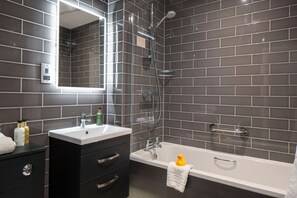 Bathroom | Free toiletries, hair dryer, towels, soap - The Castle of Brecon Hotel (Brecon)