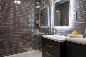 Salle de bain | Articles de toilette (gratuits), séchoir à cheveux, serviettes fournies